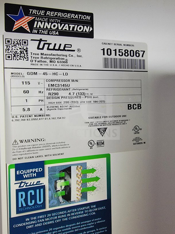Label on True Refrigeration unit showing model GDM-45 HC-LD, compressor details, refrigerant type R290, and certification info.