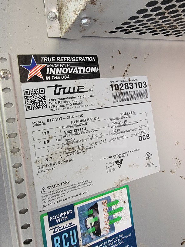 Label on True Refrigeration unit with model STG1DT-2HS-HC details, voltage 115V, refrigerant R290, and cabinet serial 10283103.