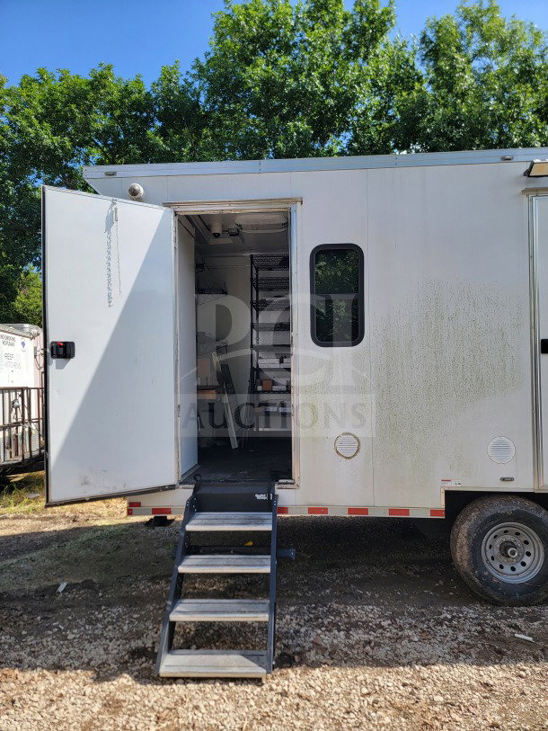 2021 SDG 8.5' x 26' tandem-axle trailer with logistics configuration, open side door, Turbo Air & Blueair suite visible.