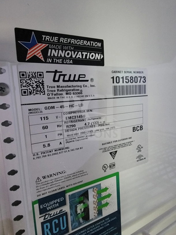 Alt text: True Refrigeration label, model GDM-45-HC-LD, 115V, R290 refrigerant. Includes safety warnings and innovation label.