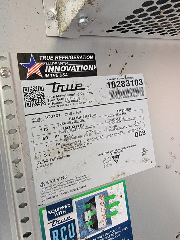 Label on a True STG1DT-2HS-HC refrigerator/freezer. Details include voltage, refrigerant type R290, and safety warnings.