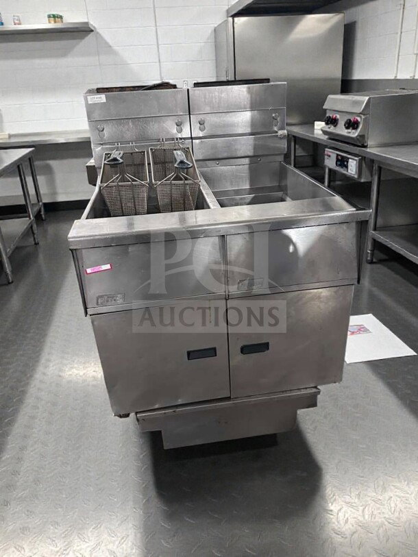 Pitco SG14 commercial gas fryer, 40 lb capacity, excellent condition, natural gas, NSF & CSA certified, fully tested.