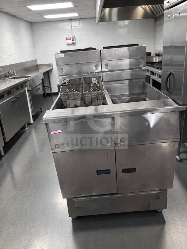 Pitco SG14 commercial gas fryer, 40 lb capacity, natural gas, excellent condition, NSF & CSA certified, operational.