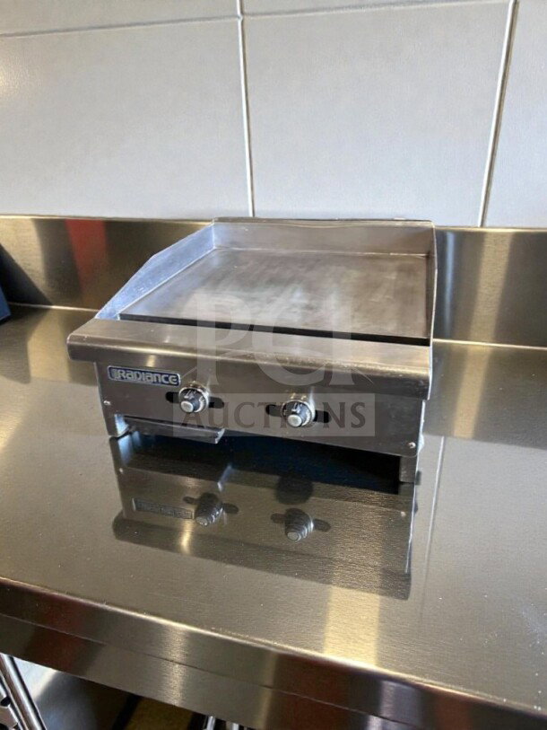 Radiance Commercial Gas Griddle, model RAD-M-GRD-0544, in exceptional condition. Heavy-duty, flat top, fully tested, natural gas.