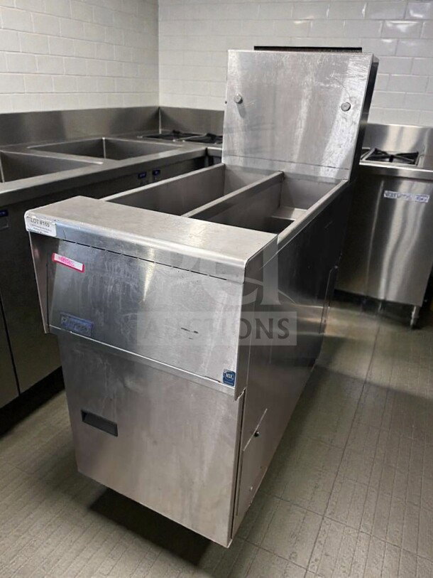 Pitco SG14T commercial gas fryer, 40 lb capacity, natural gas, stainless steel, NSF & ETL listed, excellent condition.