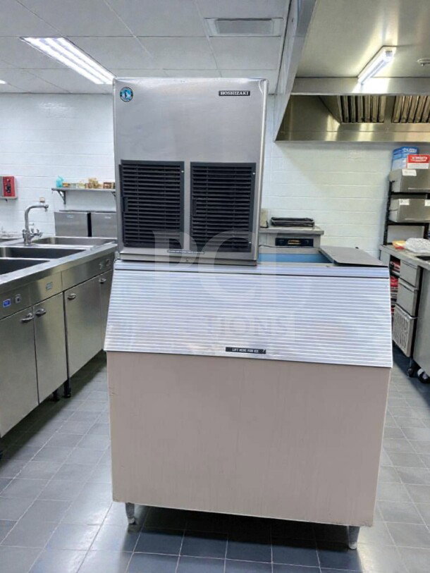 Hoshizaki E-1001MAH commercial ice maker with storage bin, air-cooled, UL & NSF listed, in exceptional condition.