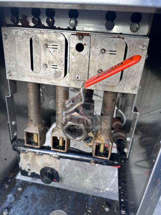 Frymaster ESG35T natural gas fryer interior, showing drain valve and burners. NSF & ETL listed, 40 lb capacity.