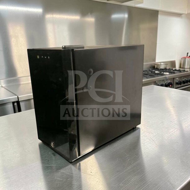 Premium condition MC-18 commercial countertop food warmer, 21L, 220V, digital control. Sleek black finish.