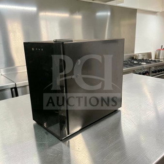 Premium condition MC-18 commercial countertop food warmer, 21L, 220V, digital control. Sleek black finish.
