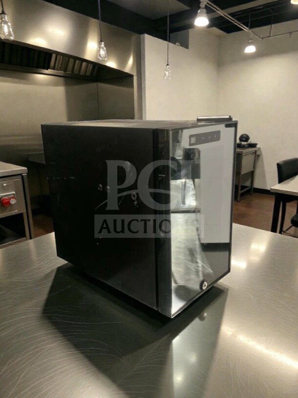 Commercial countertop food warmer, Model MC-18, 21L capacity, digital control, black finish, excellent condition.