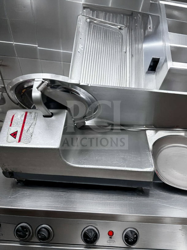 Bizerba GSP HD commercial automatic meat slicer in pristine condition. Heavy-duty, 120V, fully tested. Missing blade cover.