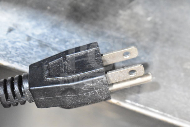 Close-up of power plug for Vevor 2000E4 Commercial Citrus Juicer. 110 Volts, 1 Phase, black, standard US plug.