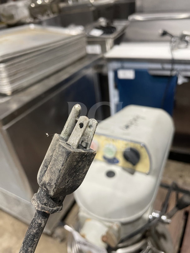 Globe SP20 20Qt mixer, with paddle, bowl, and guard, 110V, 1 phase. Features heavy-duty construction. Condition: Used.