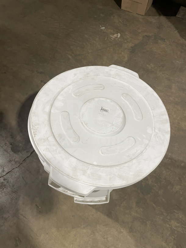 Winco 10 Gallon Storage Container Lid, Model FCW-10L, white, commercial grade, slightly worn, SN: 811642053978.