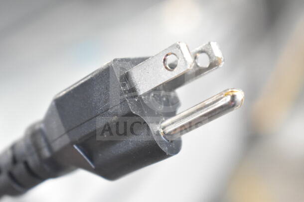 A black three-prong plug for the Mainstreet 829PT72M commercial prep table. Designed for 115 volts, 1 phase power.