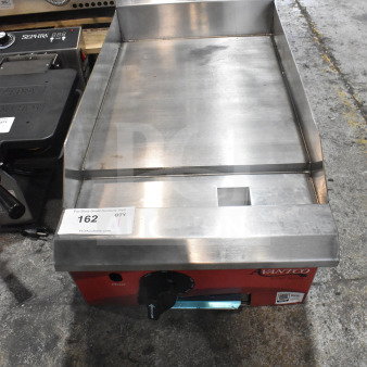 Avantco 177CAG15TG 15" countertop natural gas griddle with thermostatic controls, stainless steel, 35,000 BTU, used.