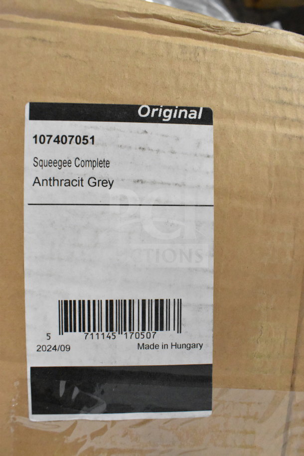 Box label showing "Original Squeegee Complete" in anthracite grey. Barcode below and marked "Made in Hungary."