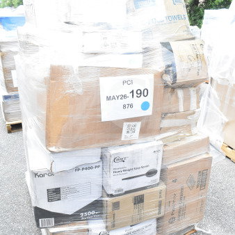 Pallet of new scratch and dent items including take-out containers, wrap sheets, cups, and spoons. Labels show various brands.
