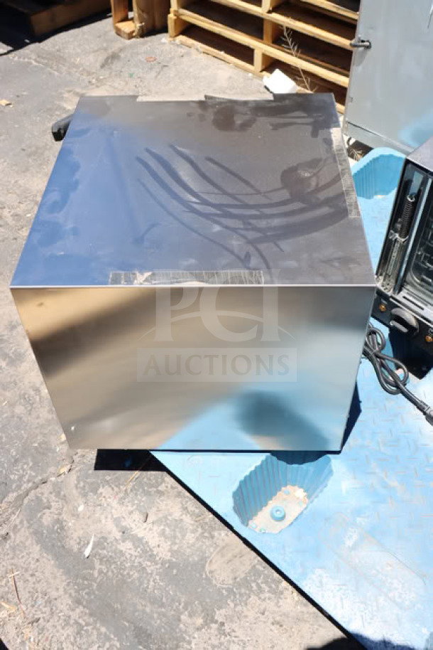 Brand new Vollrath CO4-120HS half-size countertop convection oven. Scratch-n-dent condition, 23 5/16"W x 25 7/16"D x 18 7/16"H. Serial #P246-21594089-029.