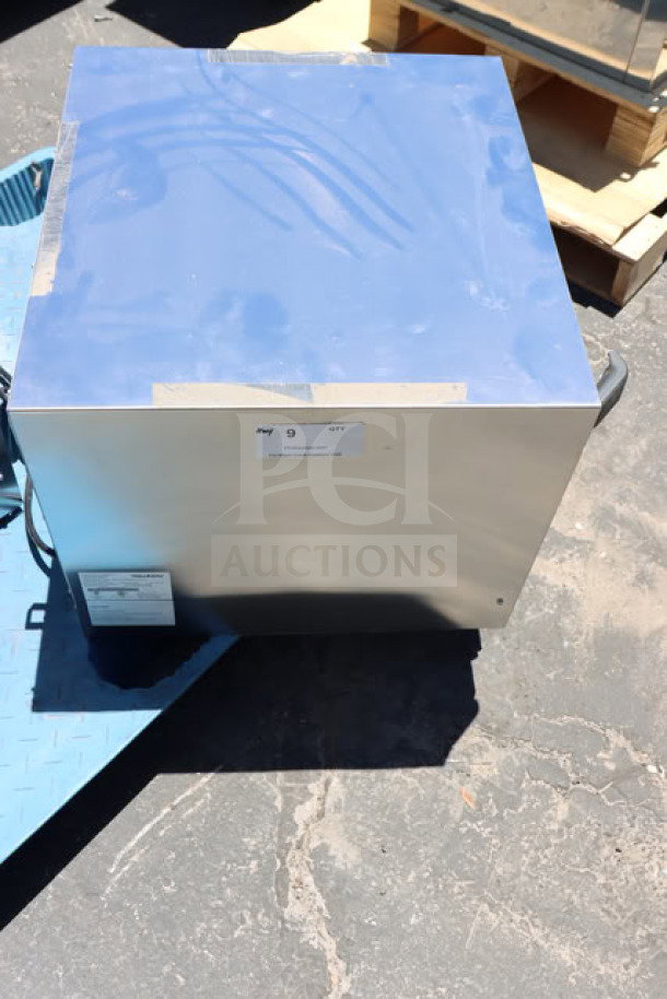 BRAND NEW Vollrath CO4-120HS Half Size Convection Oven, 120V, scratch-n-dent, 23 5/16" x 25 7/16" x 18 7/16".