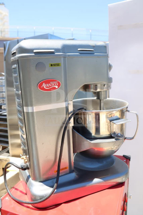 Avantco MIX8GY 8 Qt. dark gray mixer, bowl lift model, with standard accessories. New scratch-n-dent condition.