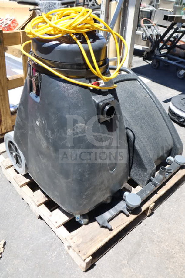 BRAND NEW SCRATCH-N-DENT Viper Shovelnose 18 Gallon Wet/Dry Vacuum, includes squeegee and tool kit. Visible wear on exterior.