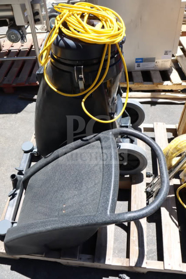 BRAND NEW Viper Shovelnose 18 Gallon Wet/Dry Vacuum, squeegee, tool kit, scratch-n-dent condition, S/N: 5310253400037.