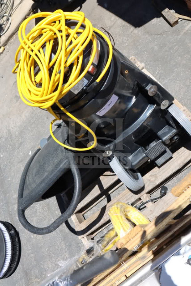 Viper Shovelnose 18 Gallon Wet/Dry Vacuum, scratch-n-dent, with squeegee and tool kit, serial: 5310253400037.