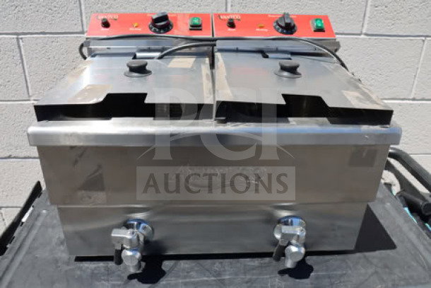 Brand new Avantco F202 dual tank electric countertop fryer, 30 lb capacity. Shows minor cosmetic scratches. Serial#: CK-241108R-233.