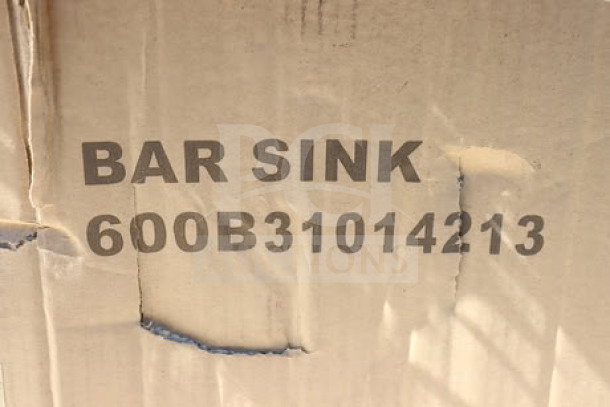Damaged packaging of a Regency 600B31014213 bar sink with three bowls and two drainboards. Model marked on the box.