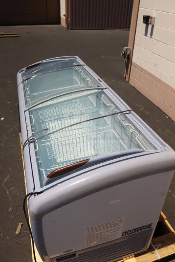 Brand new Avantco DFC20-HCL display ice cream freezer with curved top, scratch-n-dent condition. Serial: DFC201210250021.