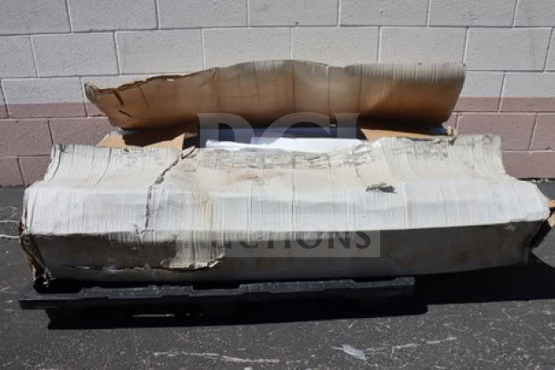 Brand new Avantco CBT-60 sneeze guard, scratch-n-dent condition, in original damaged packaging. Compatible with Avantco SS-CFT-60-HC.