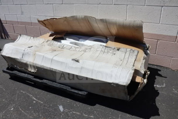 Avantco CBT-60 Sneeze Guard, new scratch-n-dent condition, in damaged packaging. Compatible with 60" refrigerated salad bar.