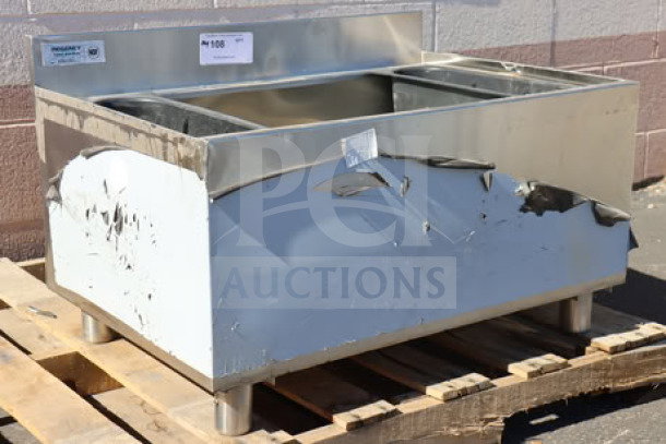 Regency 21" x 30" underbar ice bin, model 600IB2130C0. New scratch-n-dent condition. Includes 10 circuit cold plate.