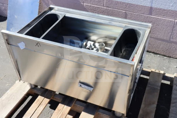 Regency 21" x 30" underbar ice bin with cold plate, scratch-n-dent, 65 lb. capacity, model 600IB2130C0, bottle holders.