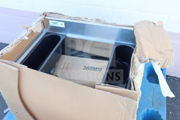 Regency 6001B1824 stainless steel underbar ice bin with bottle holders, 18"x24", 77 lb., brand new with damaged packaging.