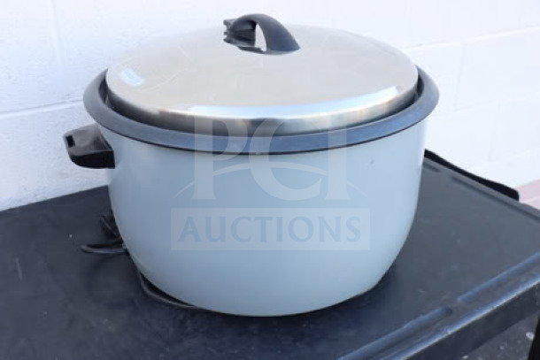 Avantco RCB124 124 Cup Electric Rice Cooker/Warmer, new scratch-n-dent condition, removable lid, 240V, 3000W.
