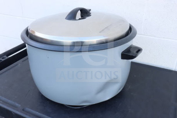 Avantco RCB124 electric rice cooker, 124 cup, scratch-n-dent, removable lid, 240V, 3000W. Serial: 1001384.