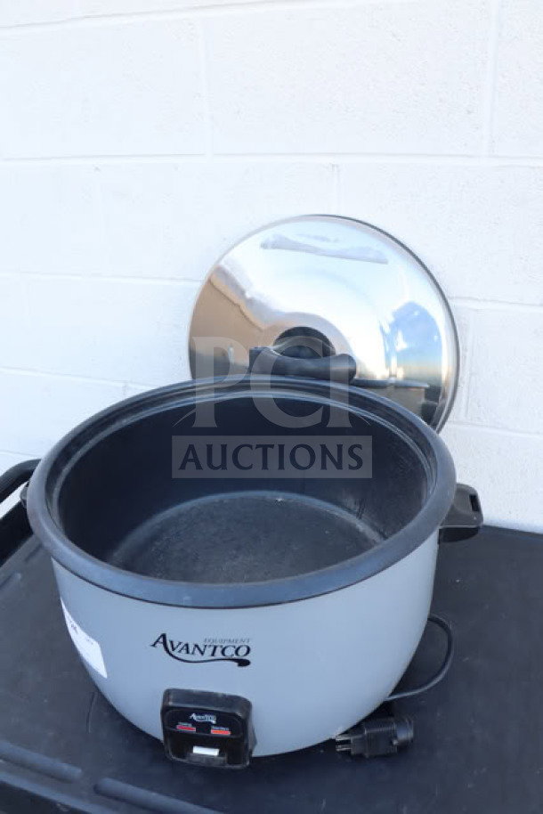 Brand new Avantco RCB124 rice cooker and warmer, 124 cup capacity, removable lid, minor scratch-n-dent, 240V, 3000W.