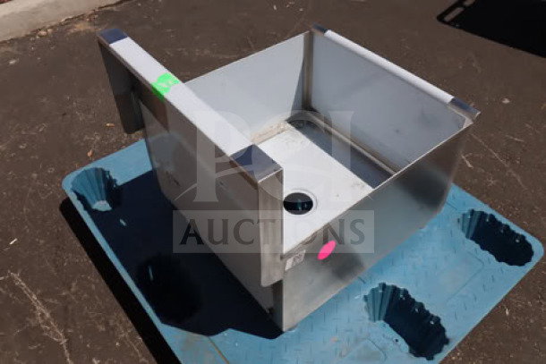 Regency 600S12424SB commercial utility sink, 24"x24"x13" bowl, scratch-n-dent, new condition, stainless steel.