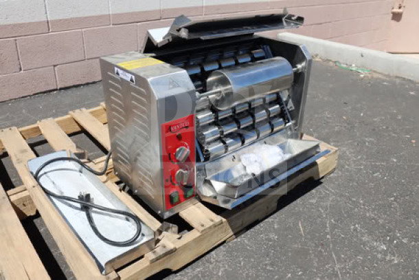 Avantco BT18H Vertical Conveyor Bun Toaster, new scratch-n-dent condition, 208/240V, 2800-3200W, S/N 1001325184BT18H.