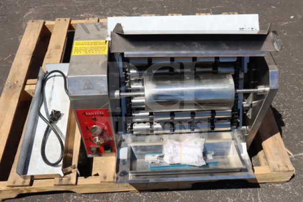 Brand new Avantco BT18H Vertical Contact Conveyor Bun Toaster, 208/240V, 2800-3200W, slight cosmetic blemishes, on pallet.