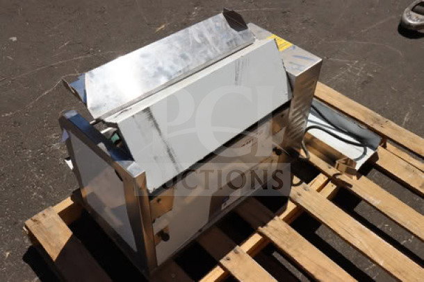 Brand new Avantco BT18H vertical contact conveyor bun toaster, 208/240V, 2800-3200W, scratch-n-dent condition.