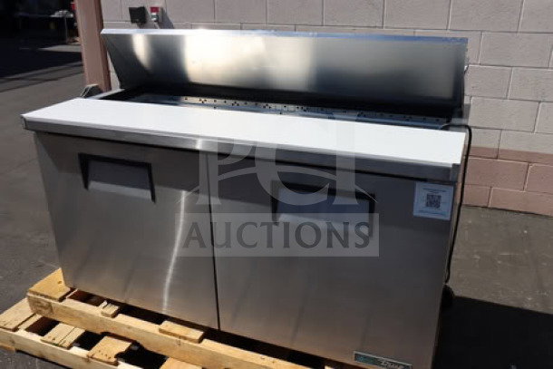True TSSU-60-16-HC sandwich prep table, 2-door, new, stainless steel, scratch-n-dent, tested, 115V, 6.5A, 1 phase.