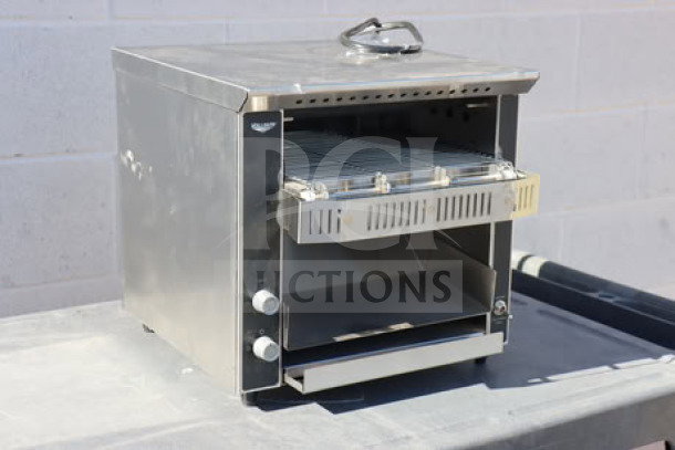 BRAND NEW Vollrath CT2BH-120400 JT1BH conveyor toaster, 2 1/2" opening, 120V, 1600W, scratch-n-dent condition.
