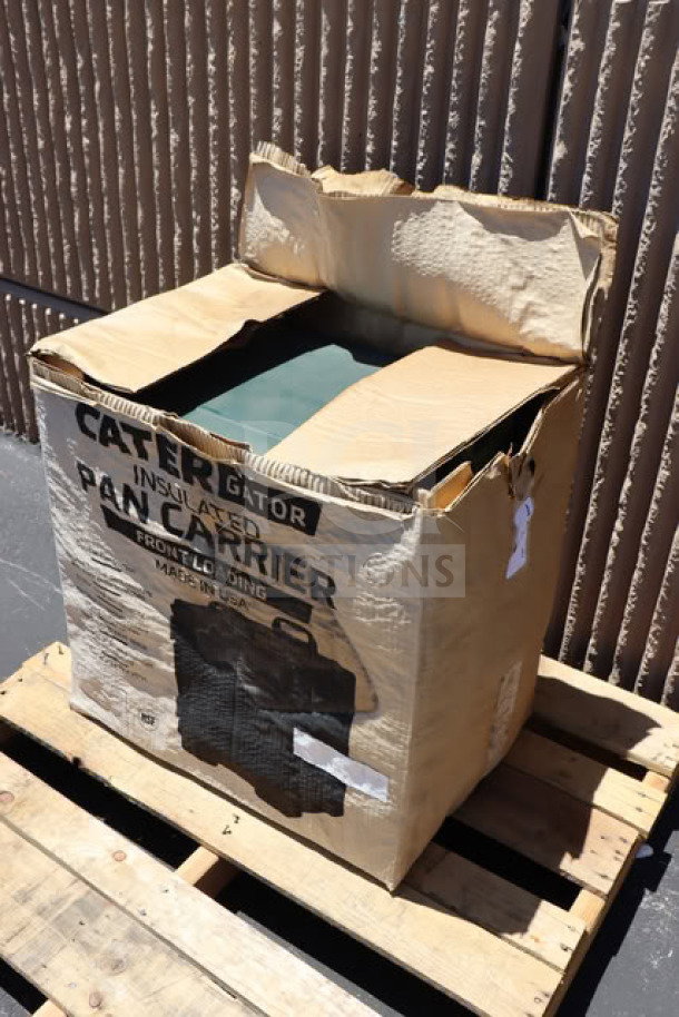 BRAND NEW! CaterGator 215PANCAR5GR green food pan carrier, fits 5 full-size pans. Packaging is warped and ripped.
