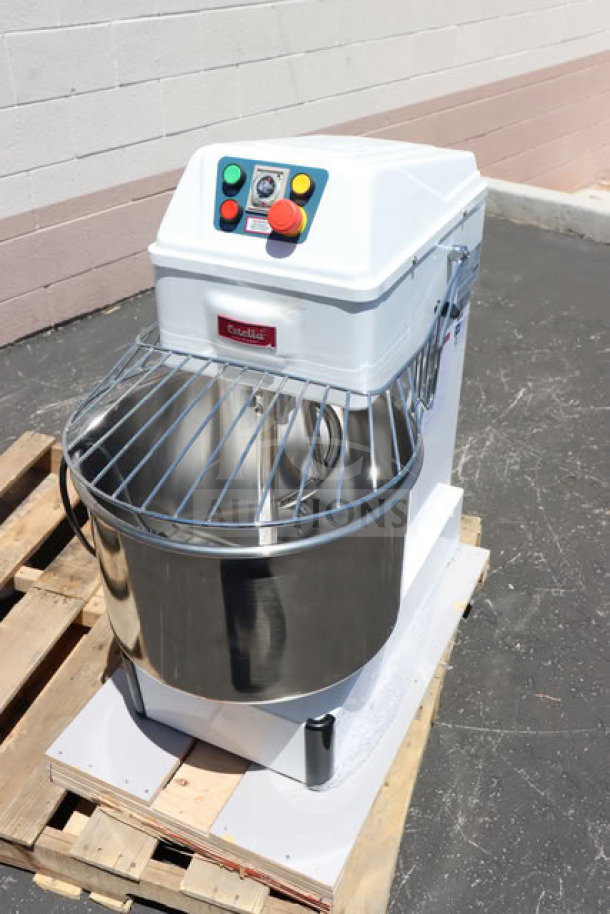 Brand new Estella SM40 40 Qt. Spiral Dough Mixer, two-speed, 220V, 4 HP. Scratch-n-dent condition, S/N: 348SM40102500065.