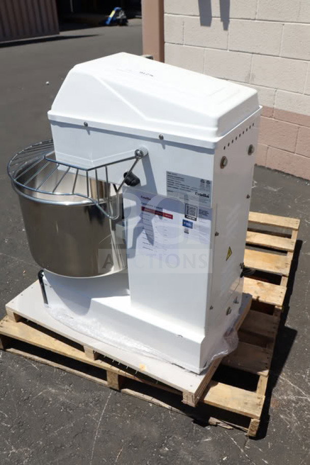 BRAND NEW Estella SM40 Spiral Dough Mixer, 40 Qt. capacity, two-speed, 220V, 4 HP. Scratch-n-dent condition, S/N: 348SM40102500065.