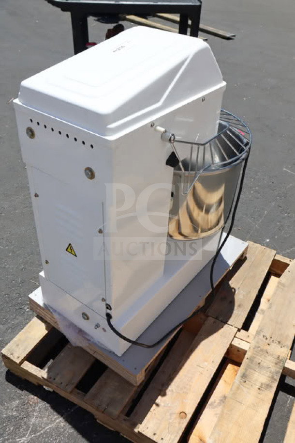 BRAND NEW Estella SM40 40 Qt. Two-Speed Spiral Dough Mixer, 220V, 4 HP, minor scratches, model SM40, 56 lb. capacity.