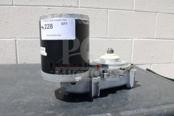 Brand new Scotsman A33220-021 gear reducer & motor, compatible with 78 models, slight cosmetic damage. Serial: A23J266876.